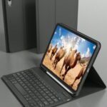 حافظة لوحة المفاتيح متوافقة مع iPad، لوحة مفاتيح لاسلكية وحقيبة جلدية قابلة للفصل مع حامل قلم، تدعم وضع السكون تلقائيًا، لوحة مفاتيح لاسلكية قابلة للفصل بطارية بلوتوث 150 ملي أمبير، غطاء حامل رفيع ومنخفض الوزن - أسود